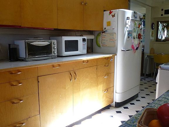 Kitchen w/vintage appliances