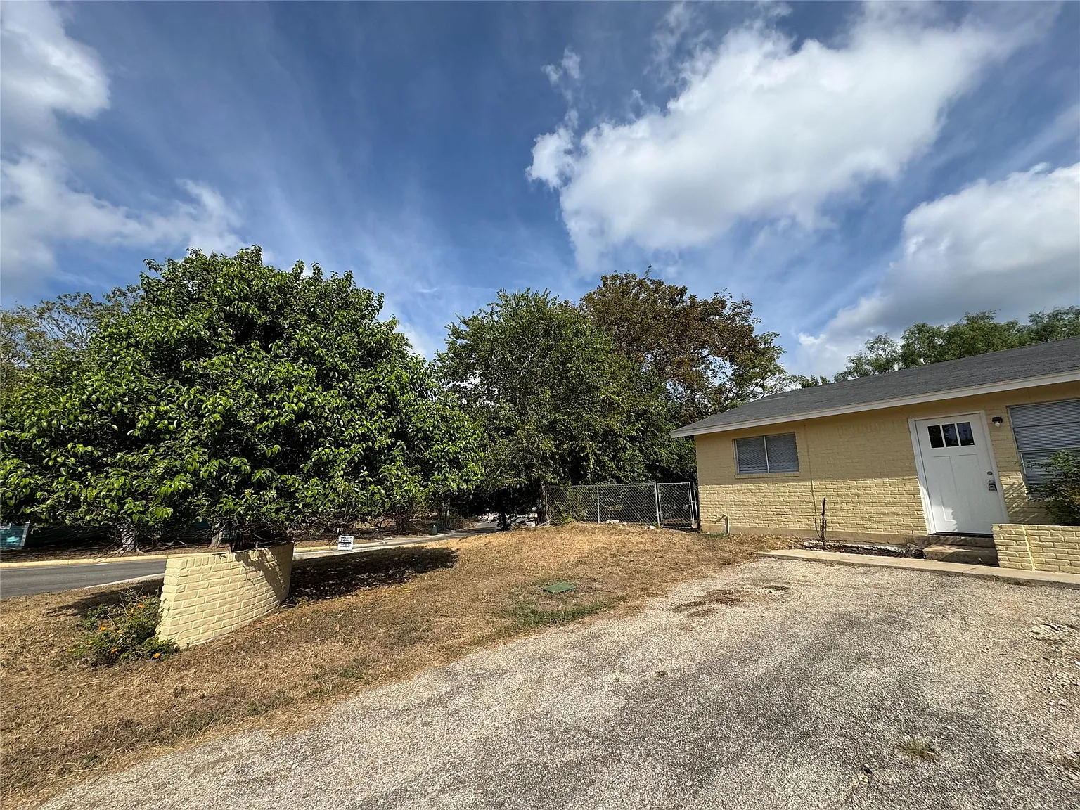 2 bed, 2.0 bath, 884 sqft, $1,395 — Photo 3