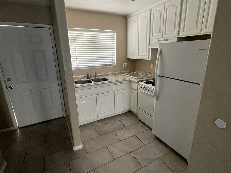 1023 W Commercial Ave #B — Photo 3