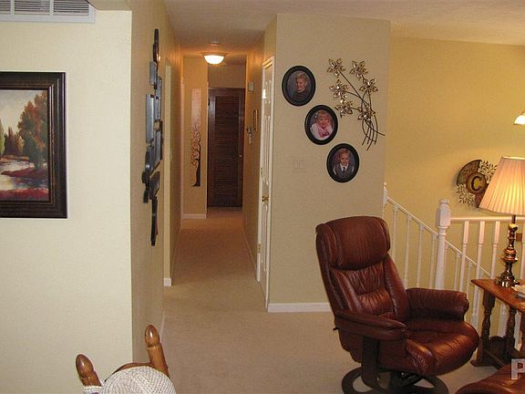 4th image of 210 Whispering Oaks Dr