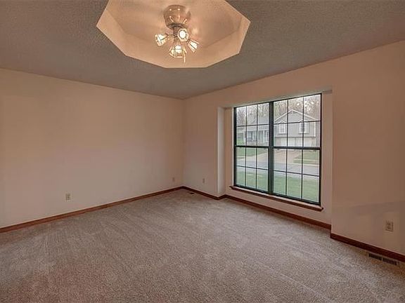 5th image of 212 SE Greystone Dr