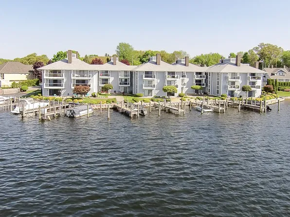 400 Lakeview Ct, Spring Lake, MI 49456