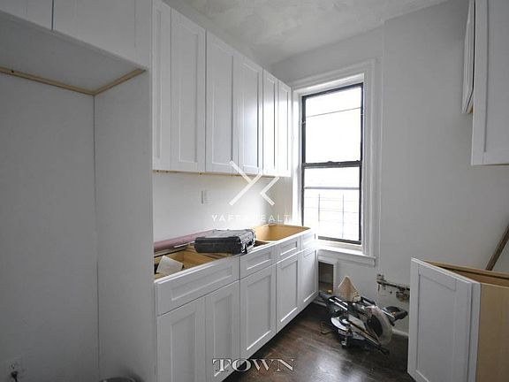 4th image of 696 Willoughby Ave APT 19