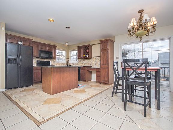 3rd image of 105 Greentree Dr