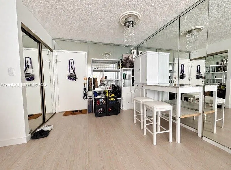 Desoto Park Condo — Photo 4
