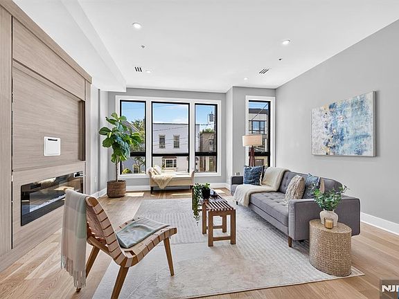 2nd image of 172 Griffith St #2