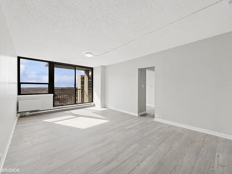 2740 N Pine Grove Ave #17H — Photo 5