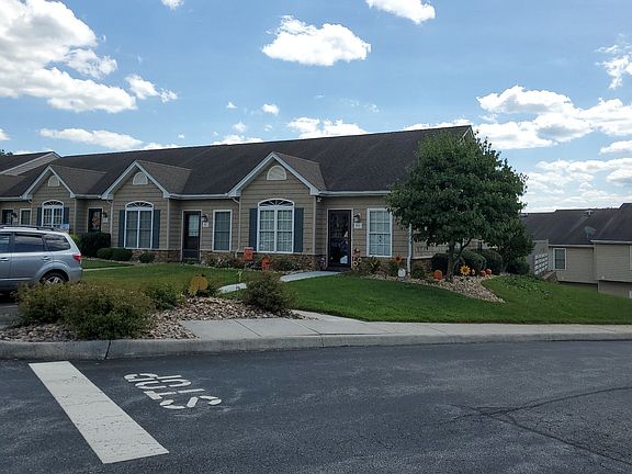 2nd image of 40 Old Tavern Cir