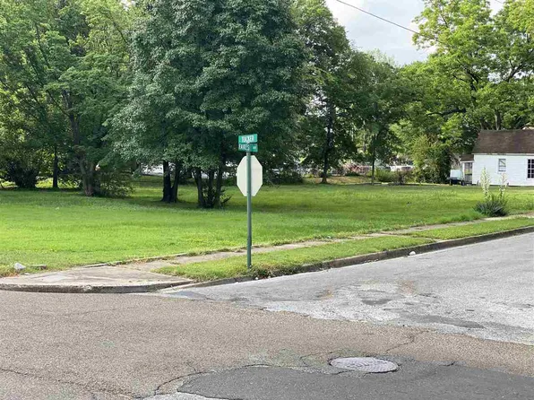 422 Fakes Ave, Dyersburg, TN 38024