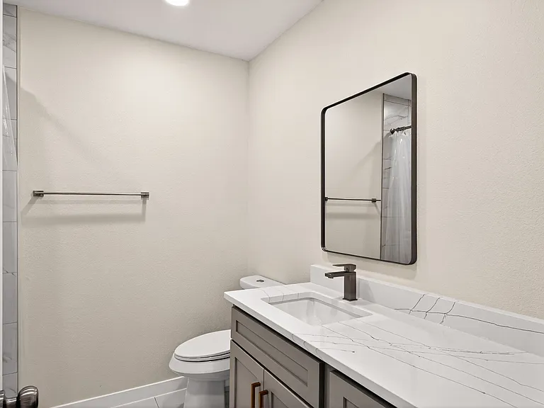 631 E Mistletoe Ave — Photo 22