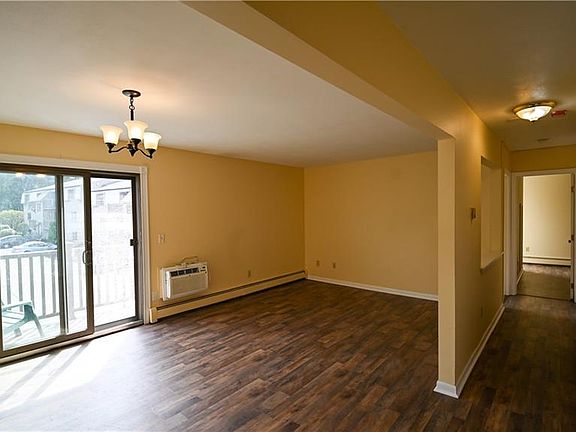 4th image of 23 Village Ct