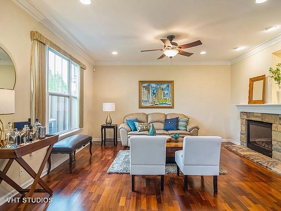 3rd image of 1864 Crenshaw Cir