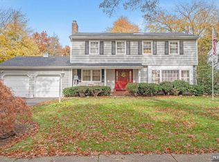 1 Vermont Dr, Paramus, NJ 07652