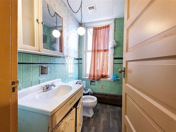 5th image of 401 5th St