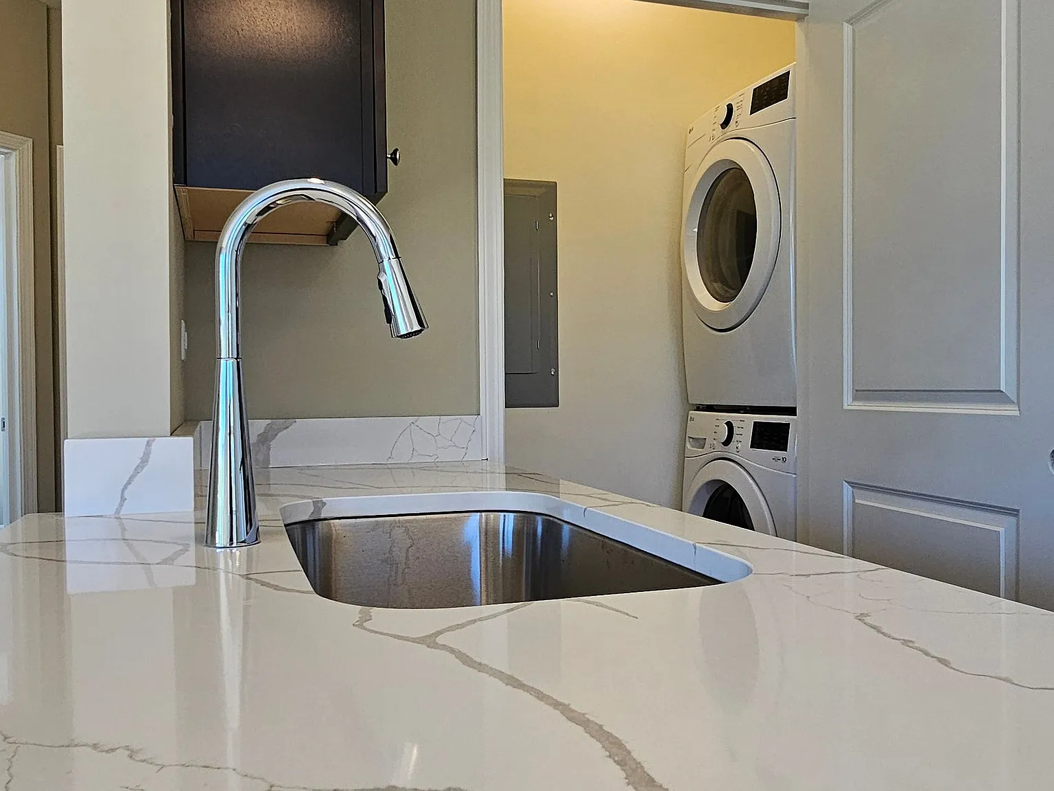 1 bed, 869 sqft, $2,080 — Photo 2