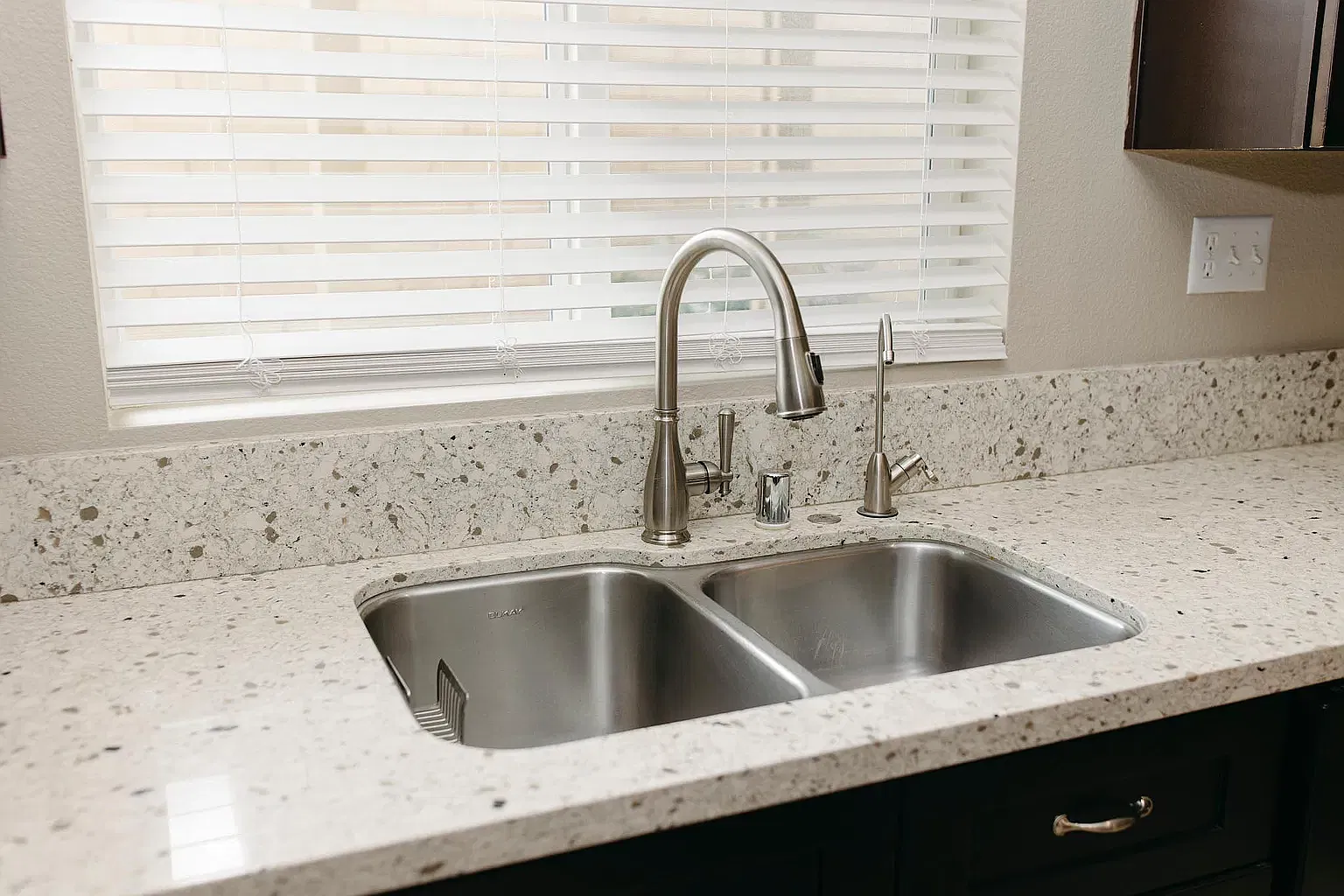 4 bed, 2.5 bath, 2395 sqft, $4,500 — Photo 4