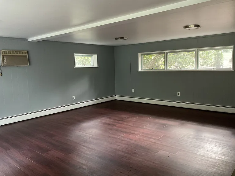 442 Surrey Ln — Photo 24