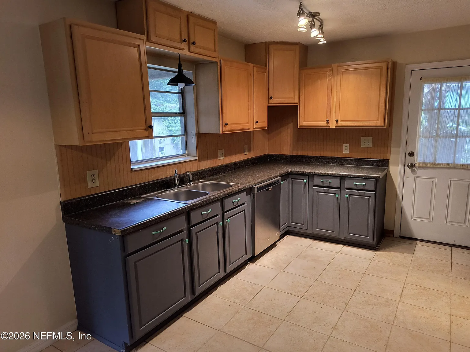 3 bed, 2.0 bath, 1296 sqft, $2,000 — Photo 4
