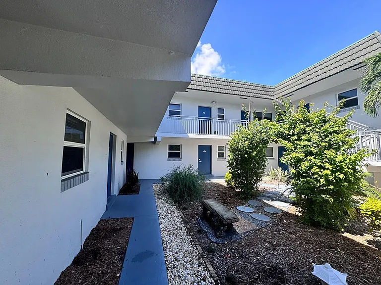 1001 SE 16th St #1 — Photo 4