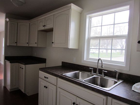 3rd image of 105 Bond St