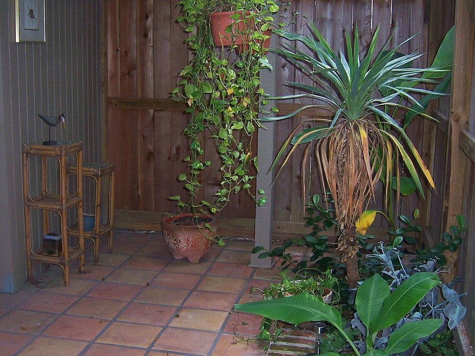 Charming first level end unit 2bed / 1 Bath, move in ready