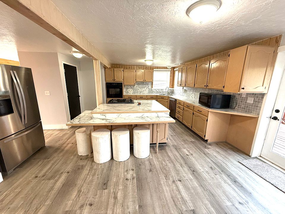 Kitchen (2 of 3)
