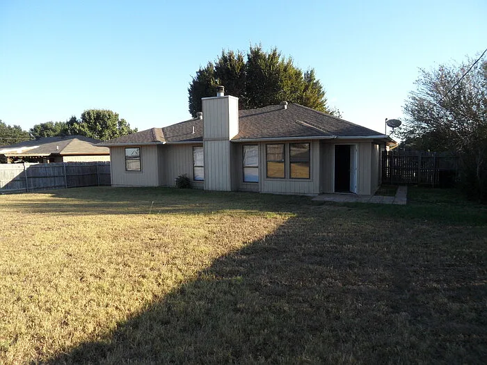 913 Springhill Dr — Photo 6