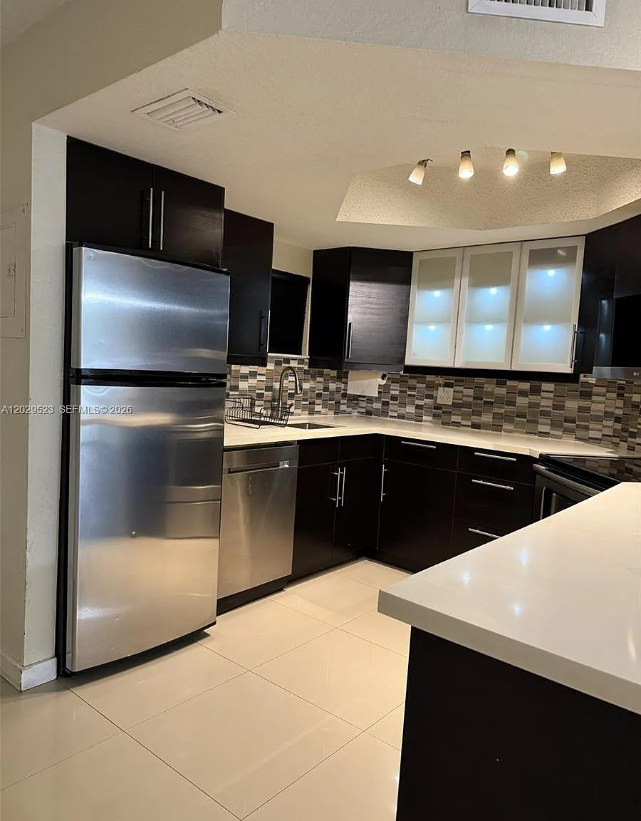 Las Vistas At Doral Condo — Photo 1
