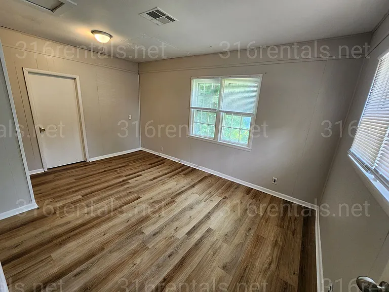 1511 N Erie St — Photo 5
