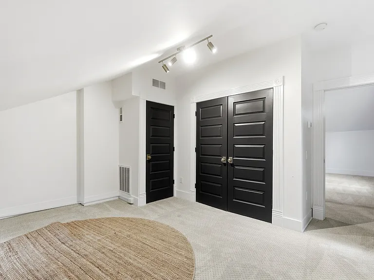 811 Monroe St — Photo 48