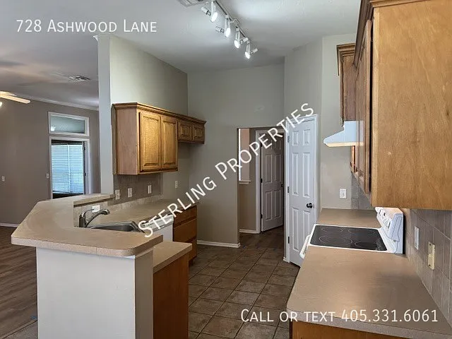 728 Ashwood Ln — Photo 15