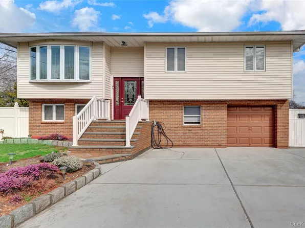 320 Idaho Street, Lindenhurst, NY 11757