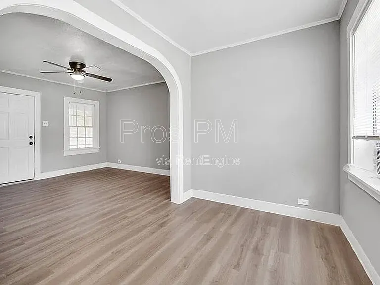 216 E Division St — Photo 4