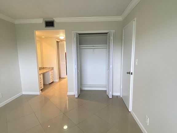 5th image of 950 Hillcrest Dr APT 304