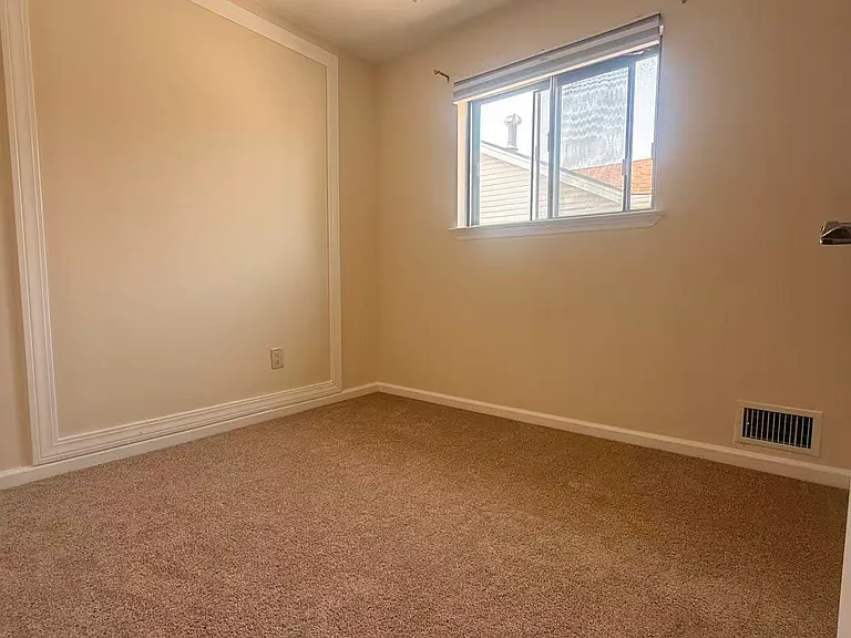 969 Armstrong Ave — Photo 6