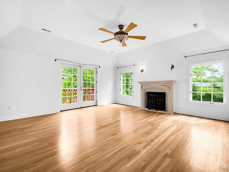 455 Linden Rd — Photo 47