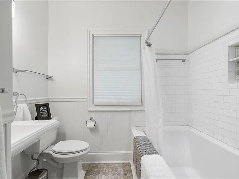 663 Yorkshire Rd NE — Photo 36