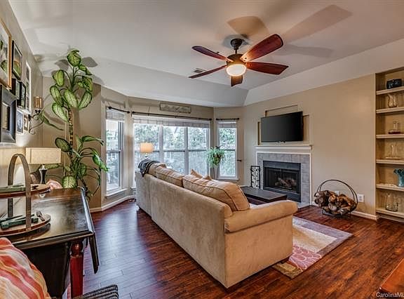 3rd image of 517 Graham St #3C
