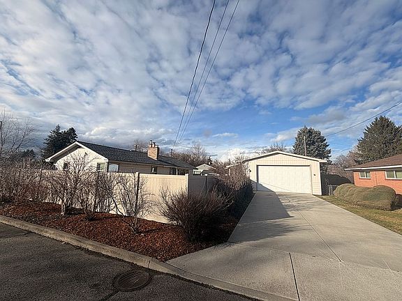 5th image of 620 N Raymond Rd