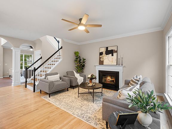 3rd image of 711 Midsummer Ln