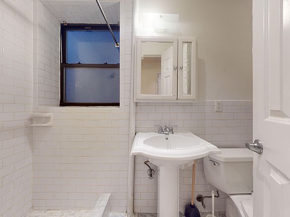 5th image of 610 E 9th St APT 6