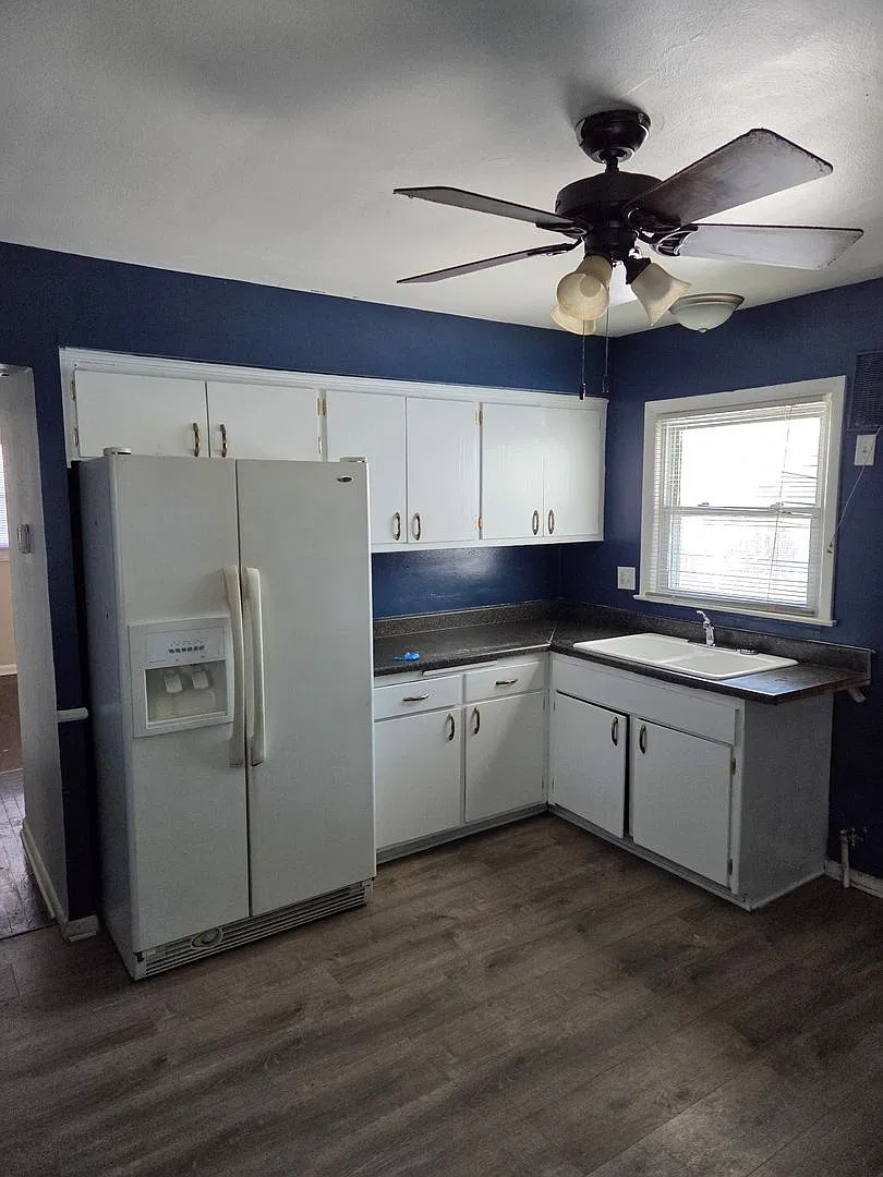 Large 4-Bedroom Single Family Home, Quiet Neighborhood. Available January 1st! — Photo 3