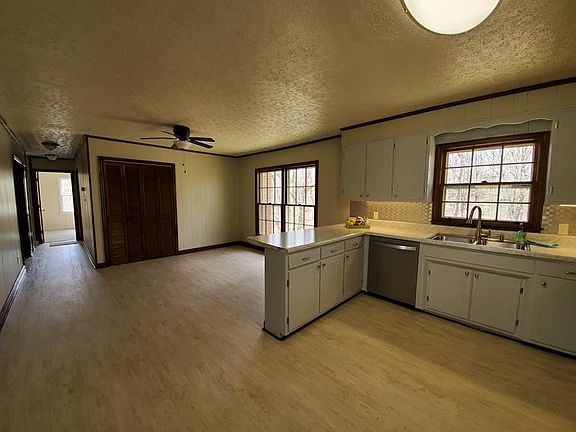 3rd image of 375 Tanglewood Dr