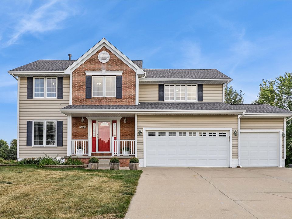 1st image of 1015 SE Applewood Ln