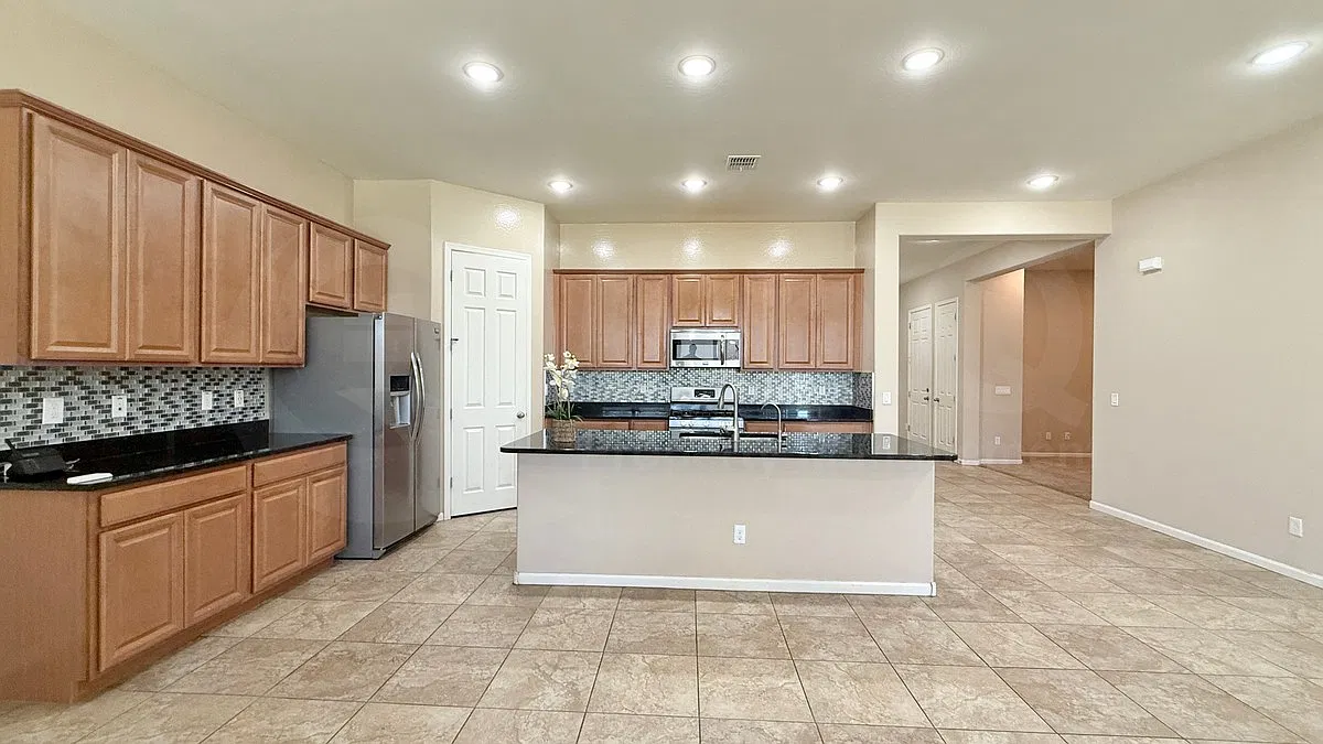 4 bed, 2.5 bath, 2318 sqft, $3,095 — Photo 3
