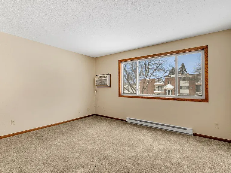 Karolyn Apartments — Photo 27