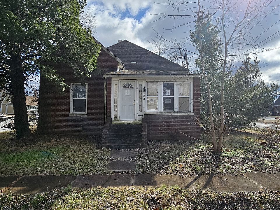 1st image of 402 E Lindell St