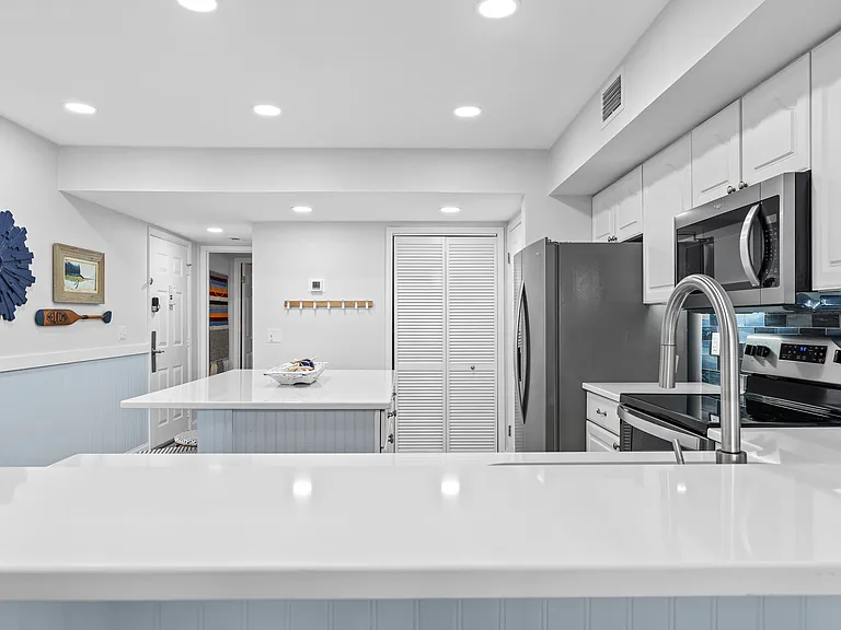 Bright & airy kitchen!