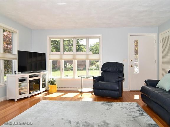 5th image of 89 Woodland St
