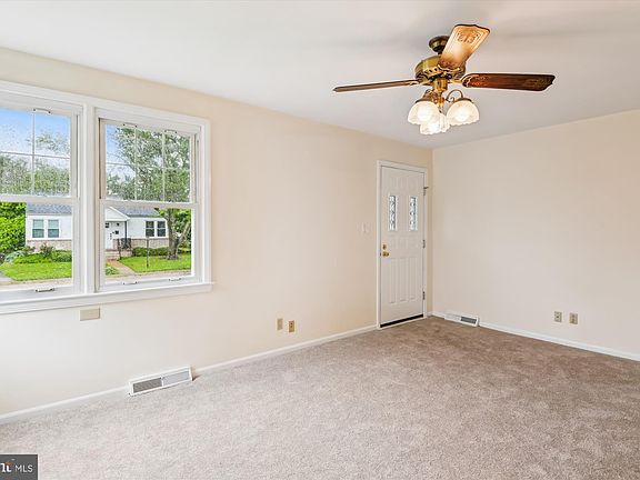 4th image of 522 Munroe Cir